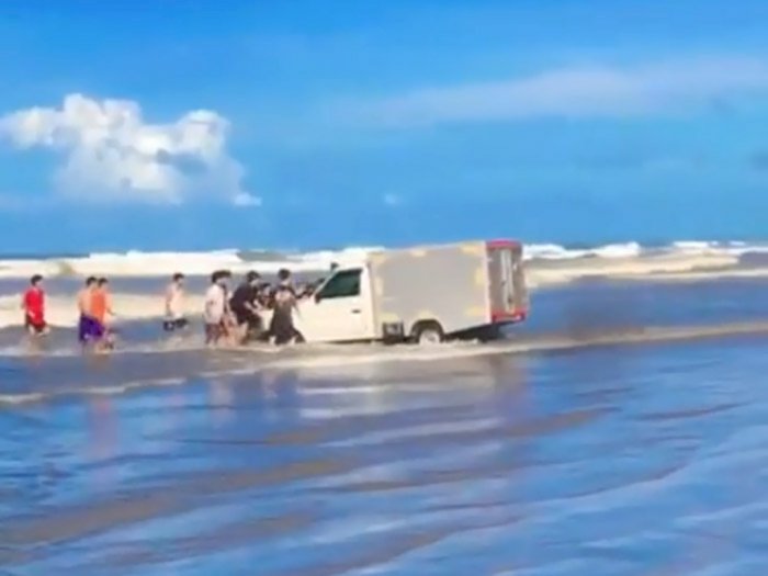 Setelah Pajero Sport, Kini Mobil Box Wisatawan Terjun ke Pantai Bikin Pengunjung Ngakak