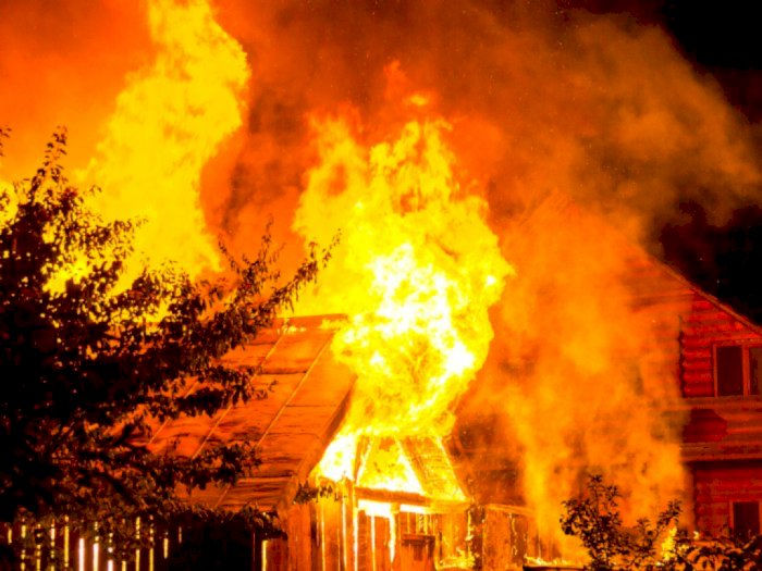 Tragis! 3 Rumah di Pulogadung Terbakar, 1 Orang Tewas Terjebak di Kamar Mandi