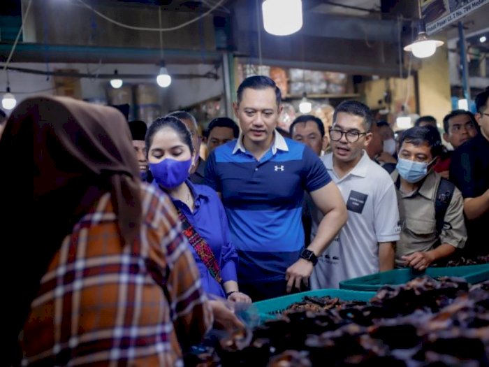 AHY dan Annisa Pohan Dapat Oleh-oleh Ikan Teri Asin saat Datangi Pusat Pasar Medan