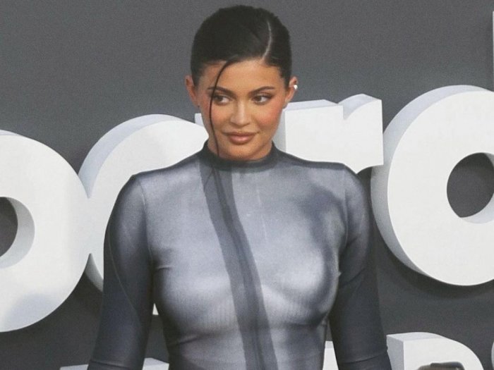 Kylie Jenner Bikin Pangling Pakai Naked Dress di Billboard Music Awards 2022