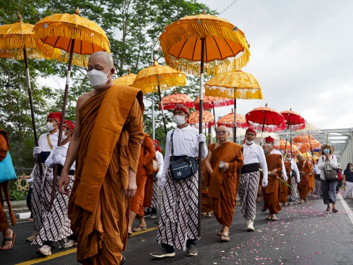 Foto-foto Ribuan Umat Buddha Ikut Arak-arakan dari Candi Mendut ke Borobudur