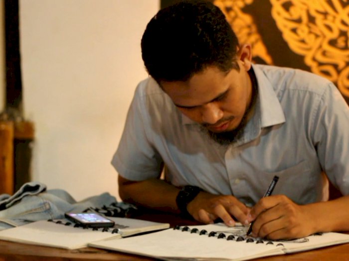 Pria Ini Raup Cuan Lewat Tulisan Tangan, Karyanya Menghiasi Puluhan Kafe di Parepare