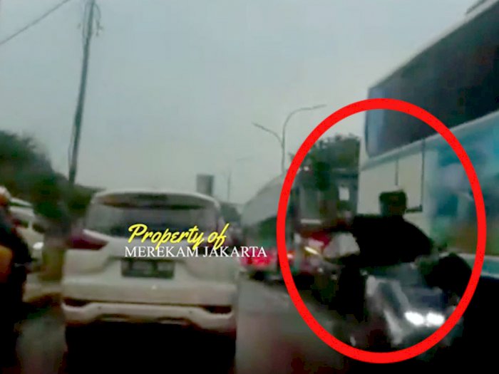 Viral Pemotor Lempar Batu ke Mobil hingga Kaca Pecah di Jaksel, Polisi Buru Pelaku