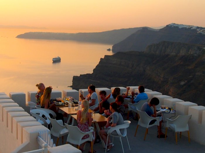 Sisi Lain Santorini, Wisata Dunia Tapi Jadi Tempat Melakukan Hal Ini!