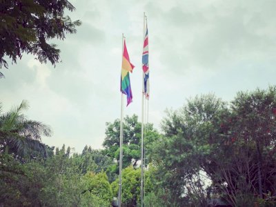 Kibarkan Bendera LGBT, Kedubes Inggris Jadi Trending di Twitter