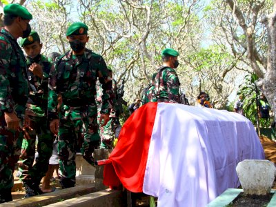 Dilepas Secara Militer, Jenazah Achmad Yurianto Dimakamkan di Samping Pusara Ibunda