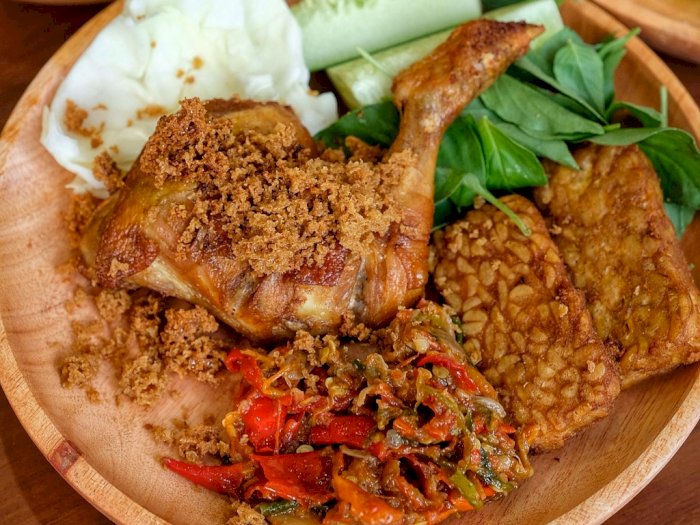 5 Cara Masak Ayam Penyet yang Enak, Lengkap dengan Resepnya!