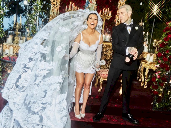 Potret Upacara Pernikahan Travis Barker dan Kourtney Kardashian: Bahagia Selama-lamanya