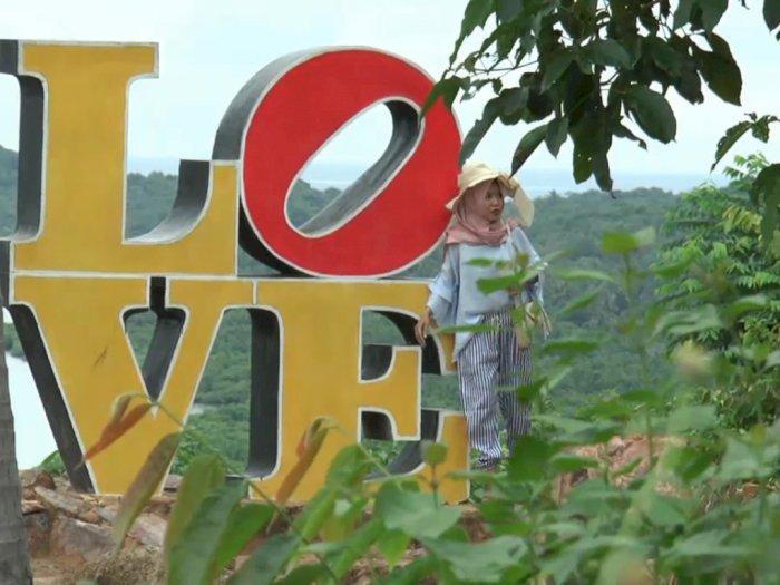 Mengagumkan! Pesona Bukit Love, Spot Terbaik Melihat Indahnya Karimun Jawa dari Ketinggian