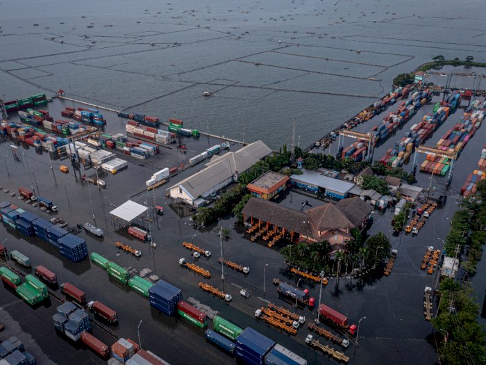 Foto-foto Banjir Rob Rendam Pelabuhan Tanjung Emas Semarang