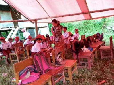 Warga Pinrang Dihantui Tanah Retak, Ratusan Siswa SD Jadi Sekolah di Tenda! 