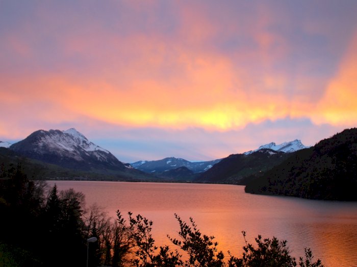Gak Kalah Cantik Sama Sungai Aare, Swiss Punya Lake Vitznau yang Dikeliling Gunung Salju