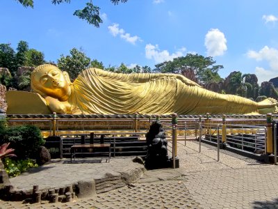 Terbesar Ketiga di Dunia, Patung Budha Tidur di Sini Dijaga ‘Raja’ dan ‘Perdana Menteri’