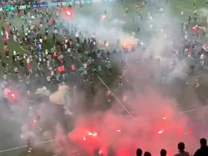 Waduh! Tim Terdegradasi, Fans Masuk ke Lapangan lalu Tembakkan Flare Bikin Takut Pemain