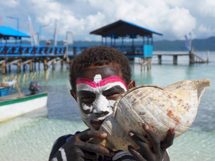 Melihat Indahnya Kampung Arborek, Desa Terbersih di Papua Barat yang Wajib Kamu Kunjungi