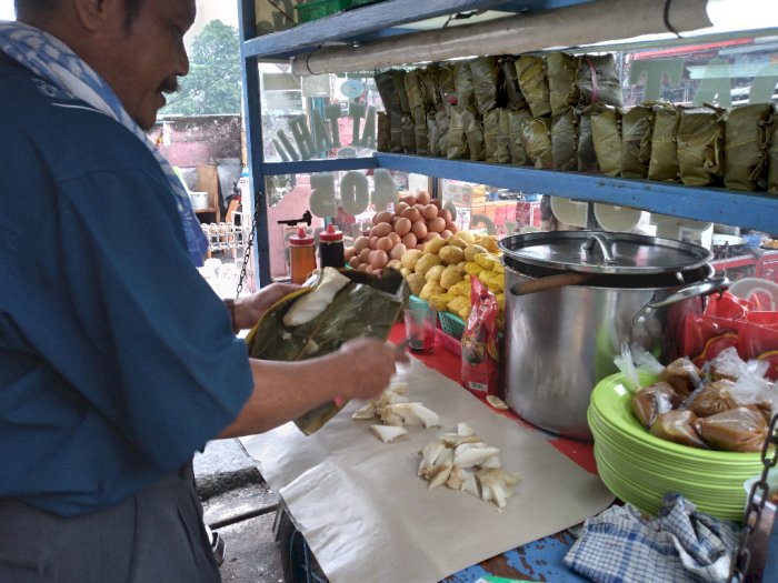 Bukan Ketroprak, Ini Kuliner Bogor Penjualnya Sehari Habiskan 3 Panci Besar Kuah Kacang 