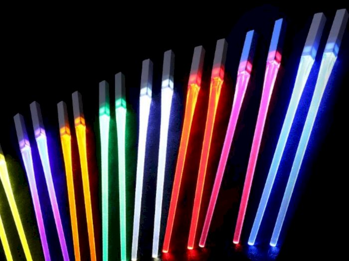 Unik, Sumpit Makan LED RGB Buat Teman Gaming, Anti Gelap 