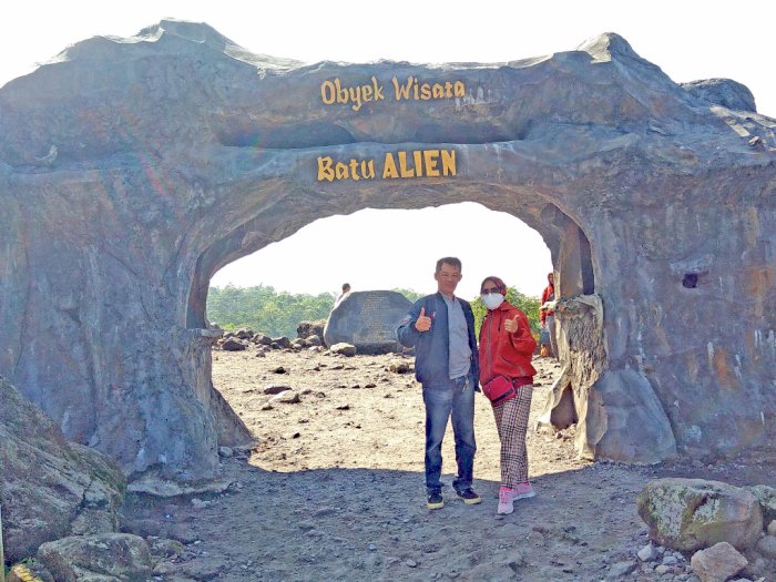Mirip Wajah Alien, Batu Besar Ditemukan di Lereng Gunung Merapi Bikin Penasaran 