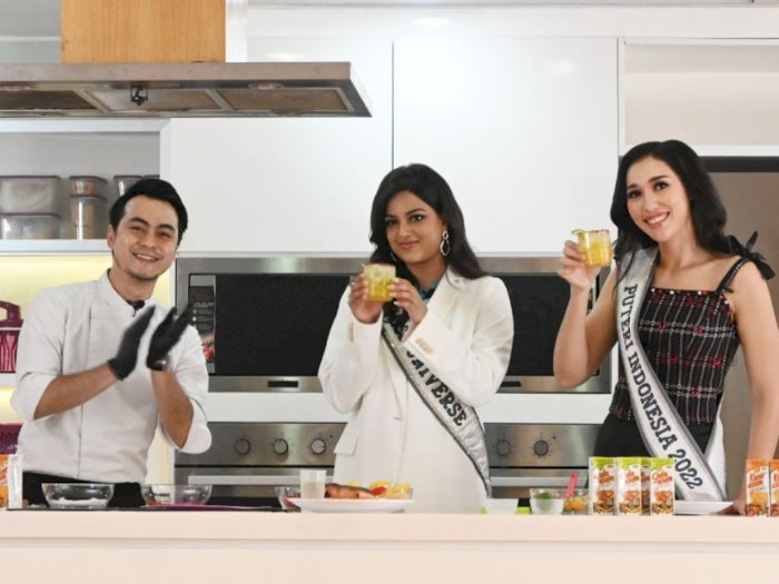 Kompaknya Laksmi Shari De-Neefe Suardana dan Miss Universe 2021 Harnaaz Sandhu Bikin Jamu