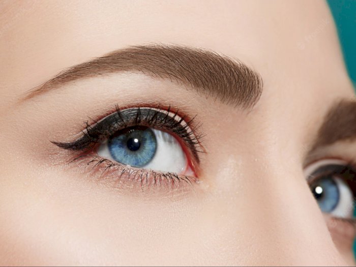 Ini Langkah-langkah Membuat Makeup Look Reverse Cat Eye 