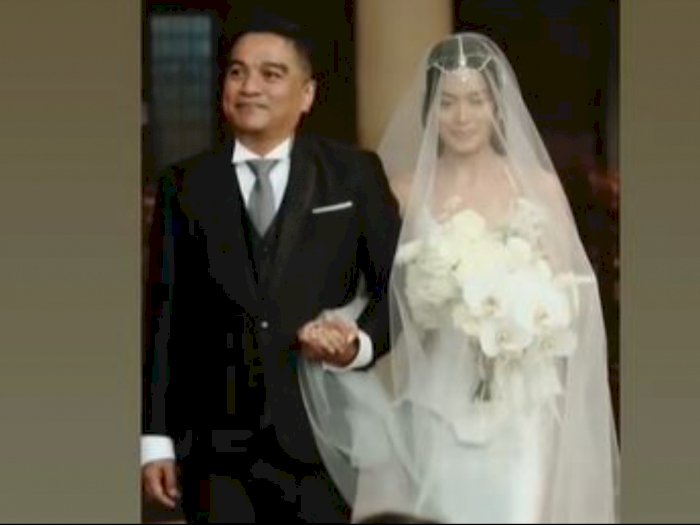 Terharu! Eva Celia Digandeng Indra Lesmana Berjalan ke Altar Pernikahan Menjemput Demas