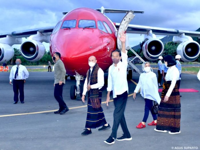 Potret Iriana Jokowi Kunjungi NTT Pakai Sneakers Gucci Berwarna Merah yang Curi Perhatian