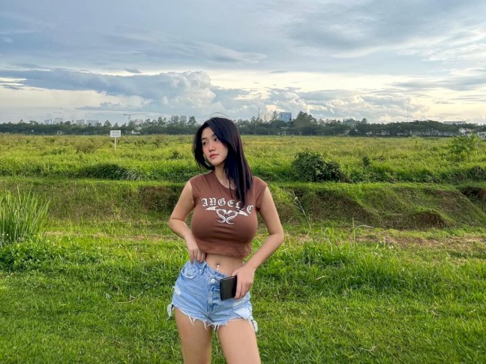 Anastasya Khosasih Bergaya Pakai Hot Pants Bikin Salfok, Pemandangannya Indah