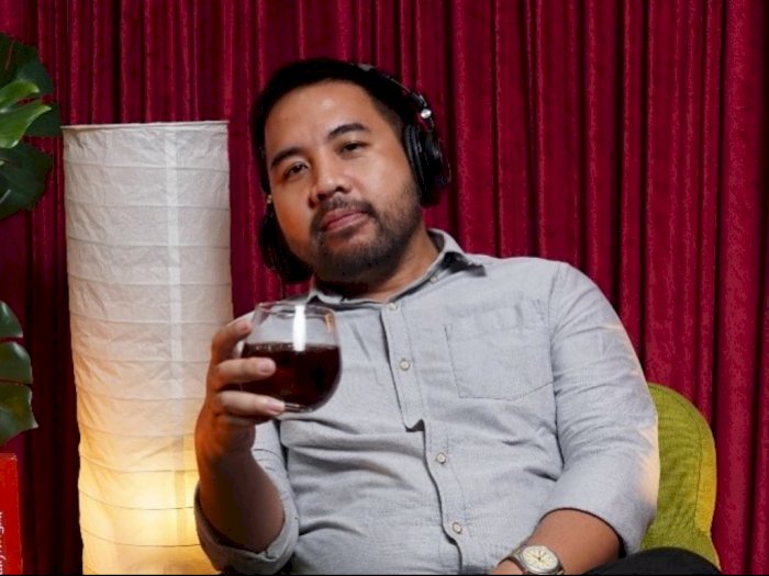 Dijuluki Bapak Podcast Indonesia, Adriano Qalbi Justru Suguhkan Komedi Satire?
