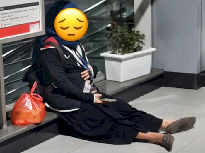 Potret Ibu Hamil Duduk di Lantai karena Kelelahan Akibat Lift di Stasiun Kereta Tak Jalan