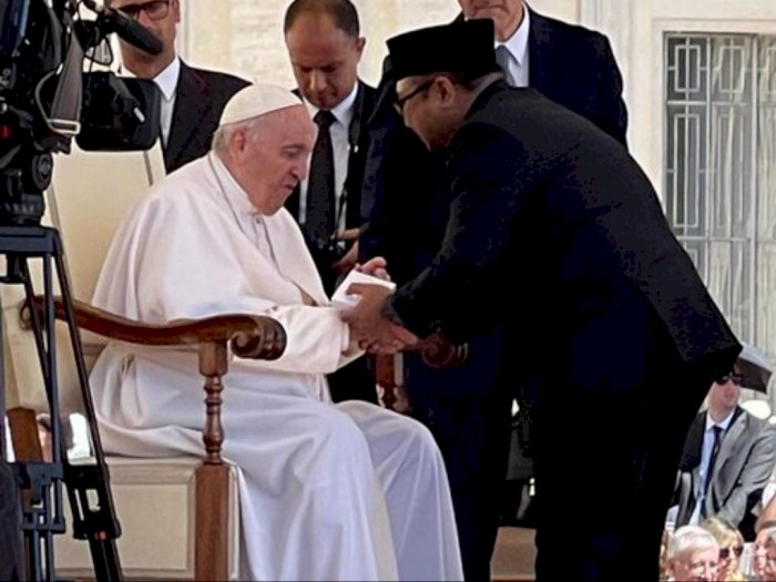 Bertemu Paus Fransiskus, Menag Yaqut Sampaikan Undangan Jokowi untuk Kunjungi Indonesia