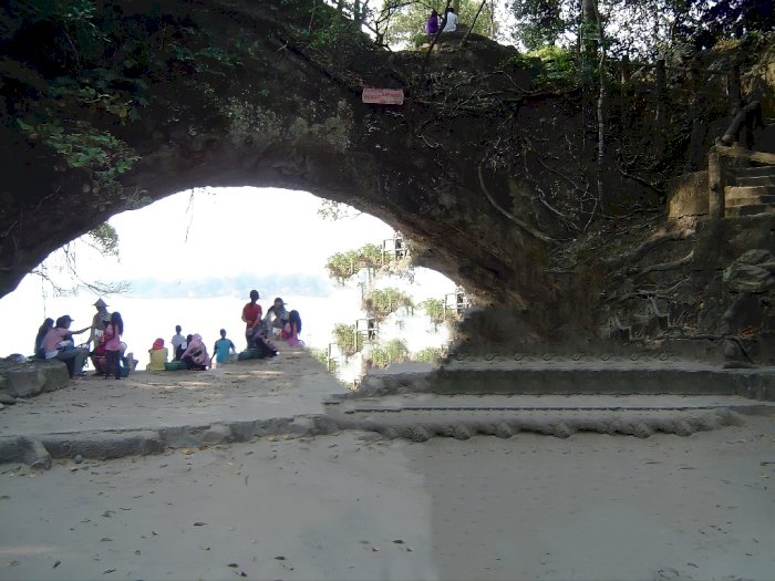 Konon Inilah Gerbang Menuju Istana Gaib Nyi Roro Kidul, Fakta Atau Mitos?
