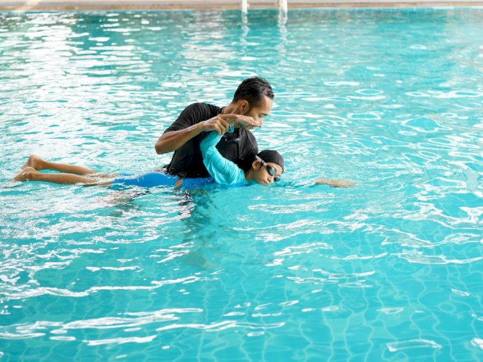 5 Perlengkapan Olahraga Renang yang Bisa Bantu Menguasai Teknik Dasar Berenang