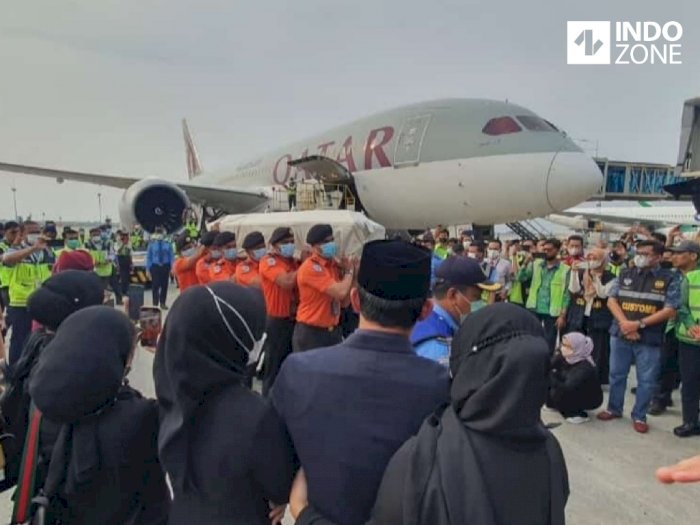VIDEO EKSKLUSIF! Detik-detik Jenazah Eril Turun dari Pesawat Disambut Haru Ridwan Kamil