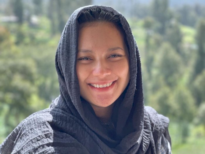 Indah Permatasari Cantik Pakai Hijab Hitam Pipinya Menggendut, Netizen: Masyaallah Bumil