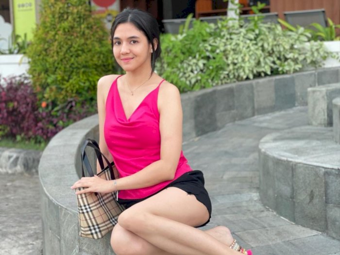 DJ Una Merona Pakai Tank Top Hot Pink, Netizen: Cantik Banget Mantap