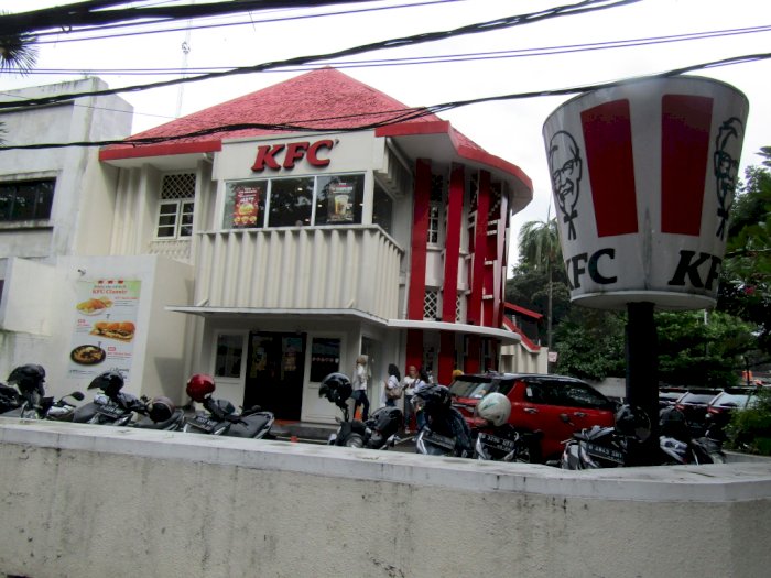 Begini Penampakan Restoran KFC Pertama di Indonesia, Menu hingga Pegawainya Serba Jadul! 