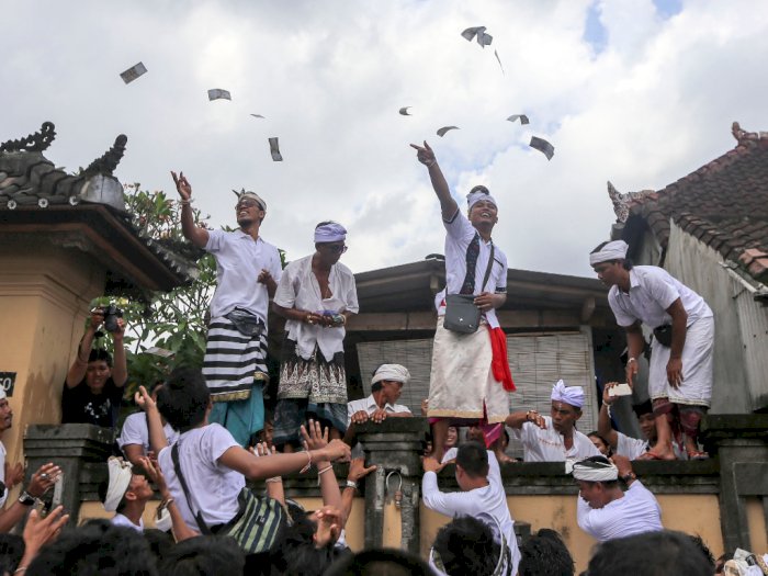 Bali Punya Tradisi Buang-buang Duit, Biasanya Dilakukan Saat Hari Besar Ini! 
