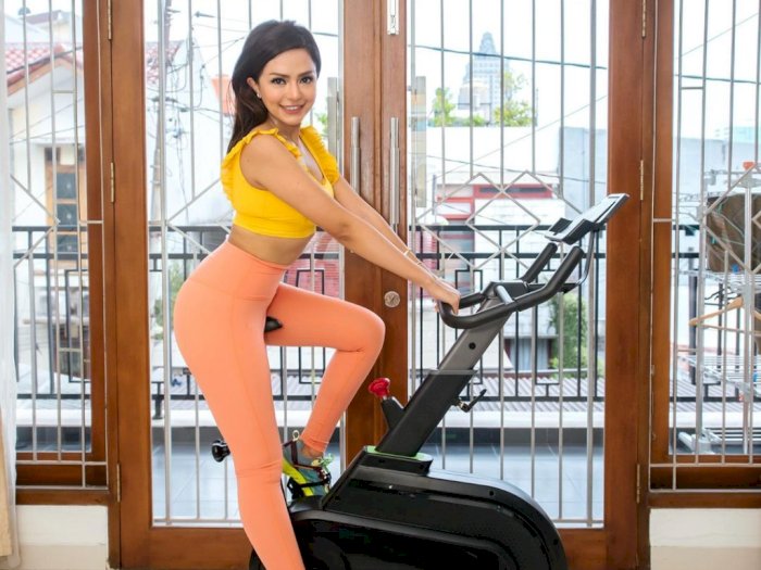 DJ Yasmin Main Sepeda Statis, Netizen Heboh Lihat Model Bajunya 