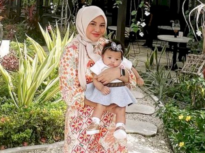 Potret Gemas Ameena Dipangku Aurel Pakai Rok Bayi Putih Jutaan, Netizen: Masyaallah Mochi