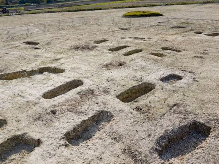 Arkeolog Temukan Ratusan Makam Dipenuhi Tengkorak Manusia Beserta Alat Mandi di Inggris