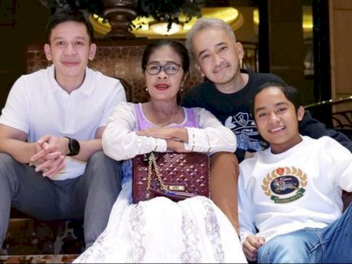 Ruben Onsu Tampak Pucat Foto Bareng Ibu, Netizen Salfok ke Tampilan Wajah Betrand Peto