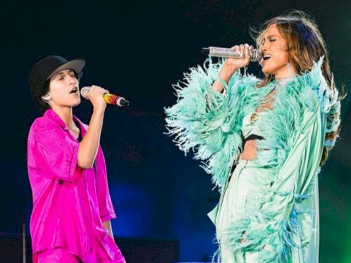 Di Atas Panggung, Jennifer Lopez Perkenalkan Anaknya yang Gendernya Netral: 'They'