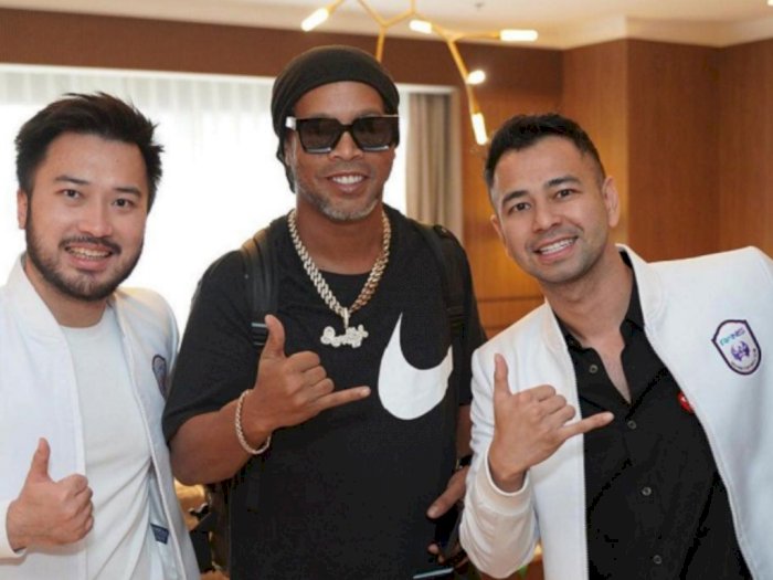 Disambut Raffi Ahmad, Ronaldinho Sudah Tiba di Indonesia