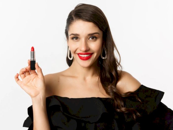 Jangan Asal! Perhatikan 5 Tips Pakai Lipstik Warna Merah Cabe bagi Pemula