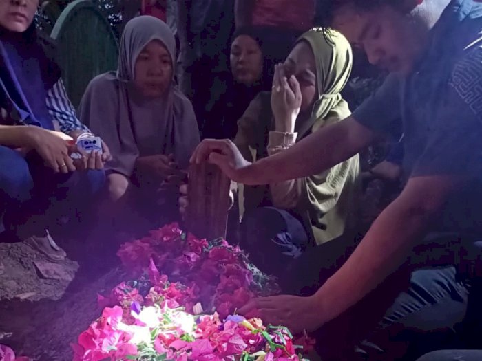 Isak Tangis Warnai Pemakaman Korban yang Ditembak KKB, Tinggalkan Istri dan 2 Balita