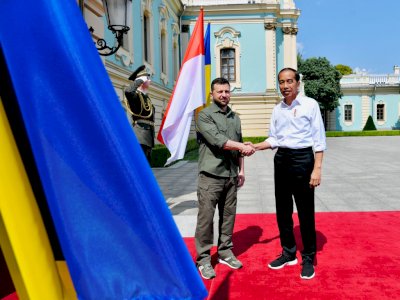 Pakai Sepatu Kets dan Lengan Kemeja Digulung, Presiden Jokowi Temui Volodymyr Zelensky