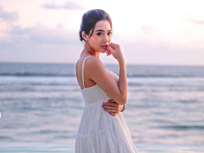 Model Baju Wika Salim ke Pantai Curi Perhatian Netizen, Seperti Apa?