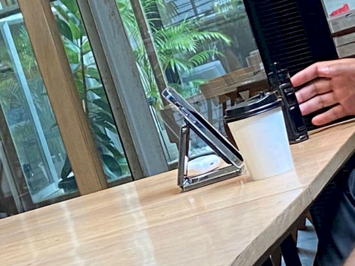 Viral Pria di Kafe Gunakan Samsung Galaxy Z Flip3 sebagai 'Holder' untuk iPhone 13