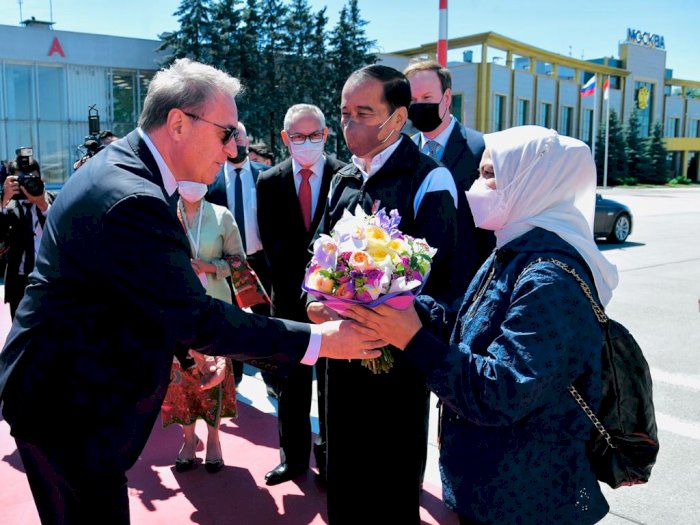 Presiden Jokowi Tiba di Rusia, Ibu Negara Iriana Dikasih Buket Bunga