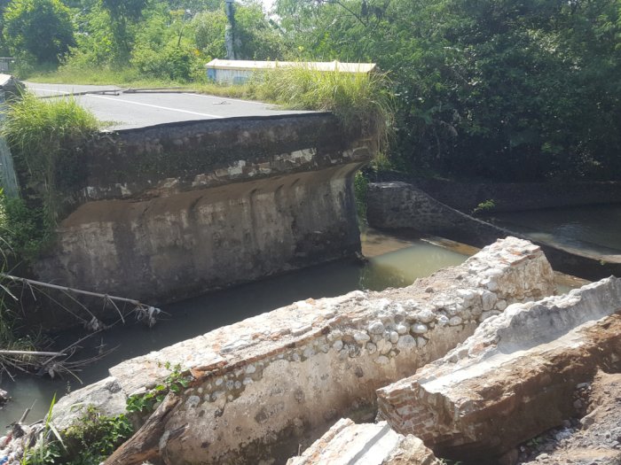 Sudah 4 Bulan Jembatan Kadirejo Dibiarkan Ambrol, Warga Teriak Minta Perbaikan! 